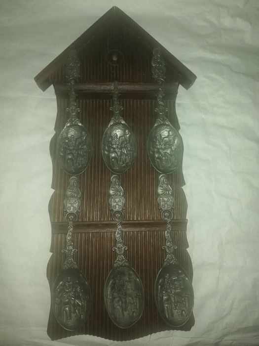 Linguri din zinc pe suport