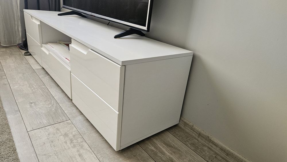 ТВ тумба бял гланц – ниска стойка
