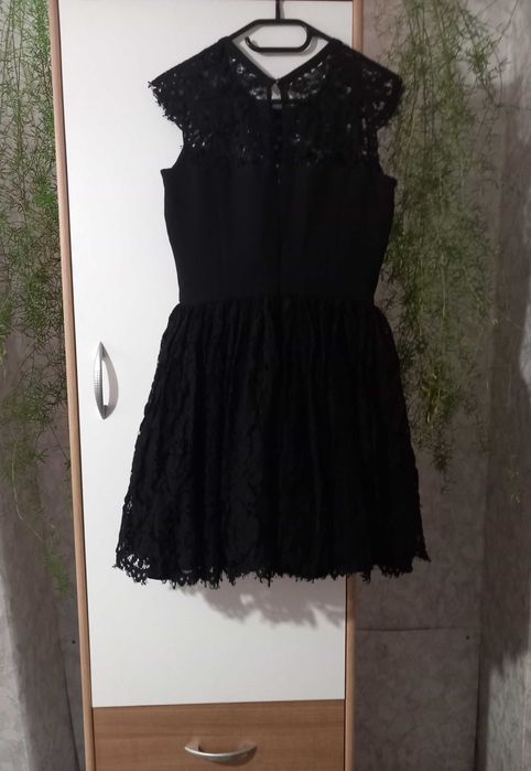 Официална дантелена рокля Comma