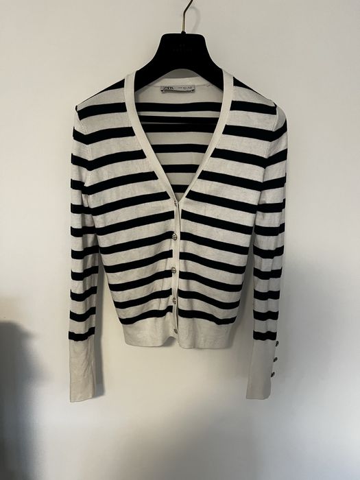 Pulover alb cu albastru de la Zara