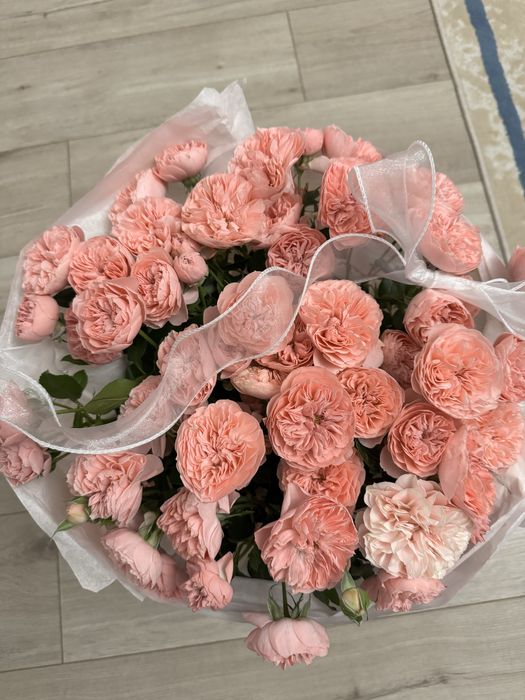 Адемы розалар корзинкада сатылымда