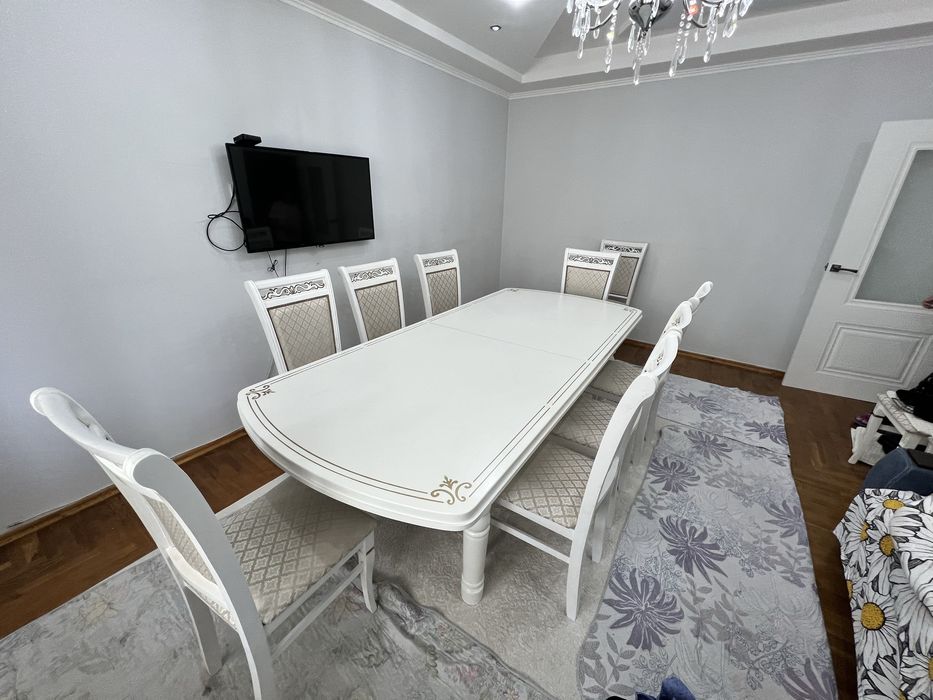 Продаю большой гостинный стол из дерева, 3 метра, бело-золотистый