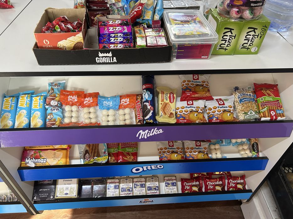 продукты,соки,гозировки,чипсы и слалости в продуктовом магазине