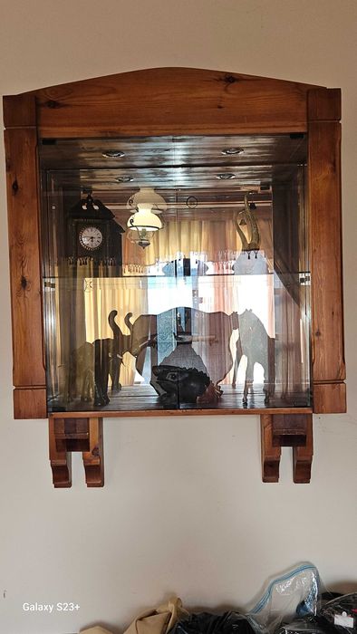 Масивен дървен шкаф - витрина