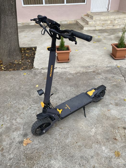 Vand Ausom L1 intretinuta foarte bine , stare excelenta