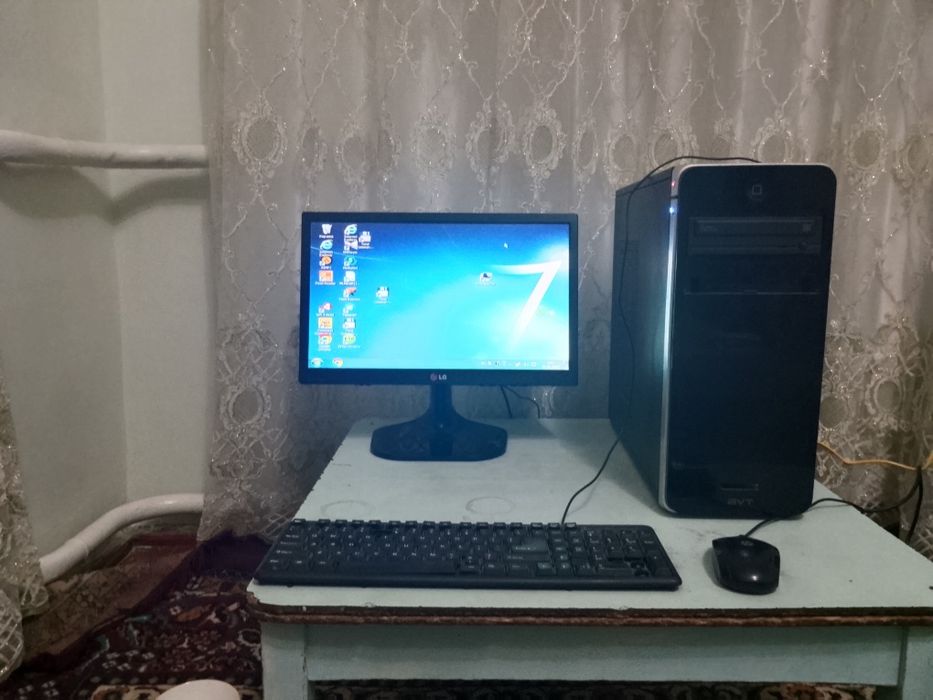 Компьютер с монитором, без клавиатуры и мышки