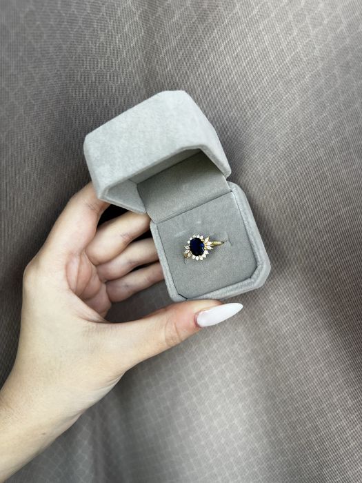 Inel elegant cu safir albastru si zirconii- argint 925 placat cu aur