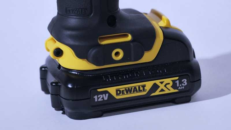 ПРОМО DeWALT DCK211C2 комплект импакт и бормашина,2 батерий и зарядно