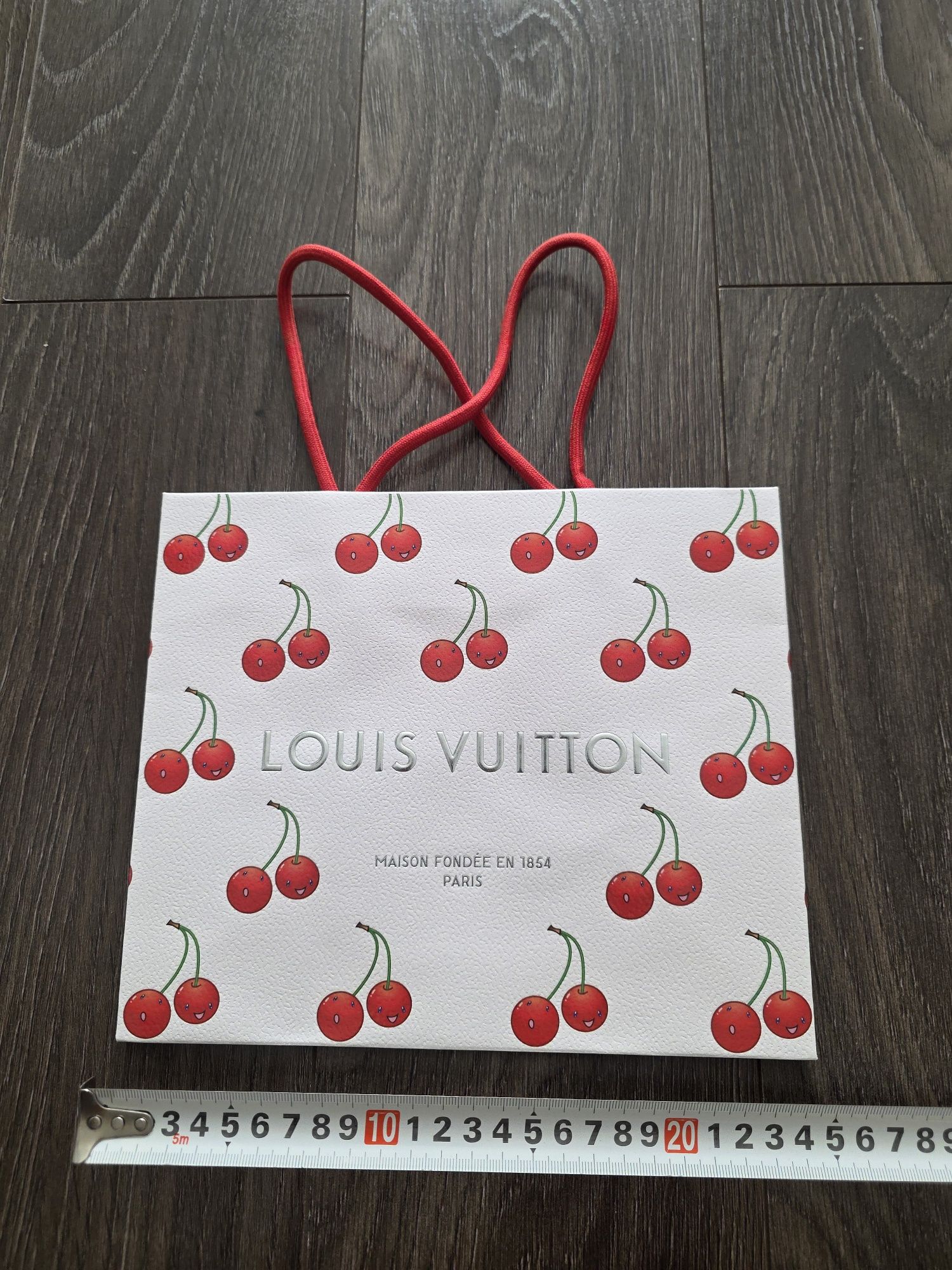 Хартиени чанти DIOR и Louis Vuitton