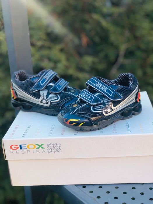 Adidasi baiat GEOX -marimea 24,inter15cm,leduri,ca piele Nike,Salomon