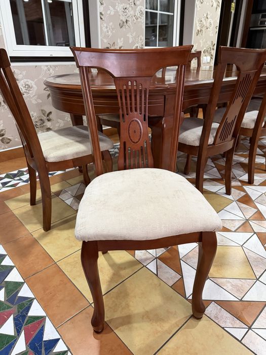 Продам стол и 10 стульев для кухни