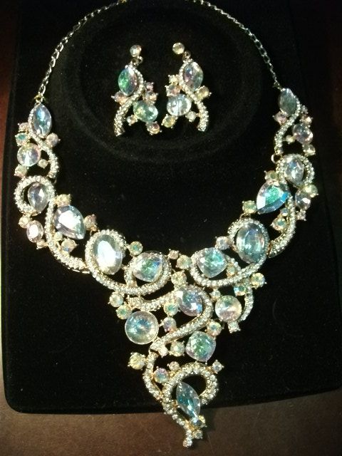 Продам новый красивый комплект украшений.