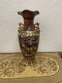 Китайска порцеланова ваза изработена ръчно