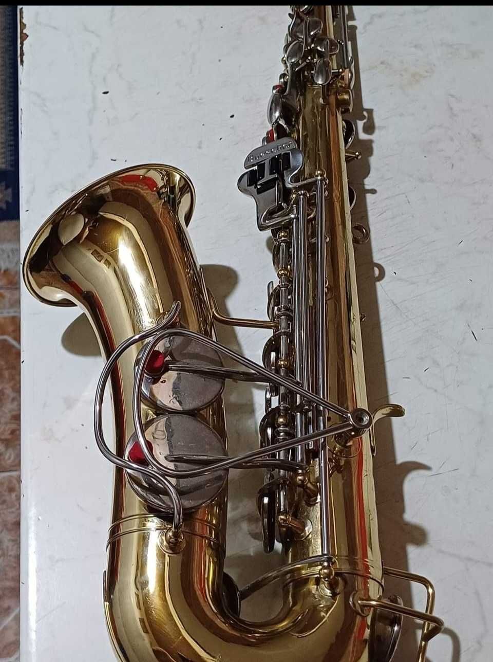 Vând saxofon bucher aristocrat