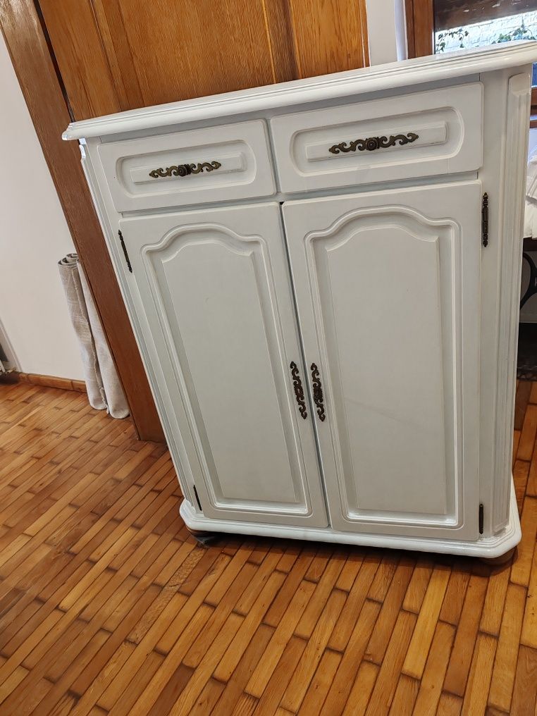 Vind două noptiere și două comode.