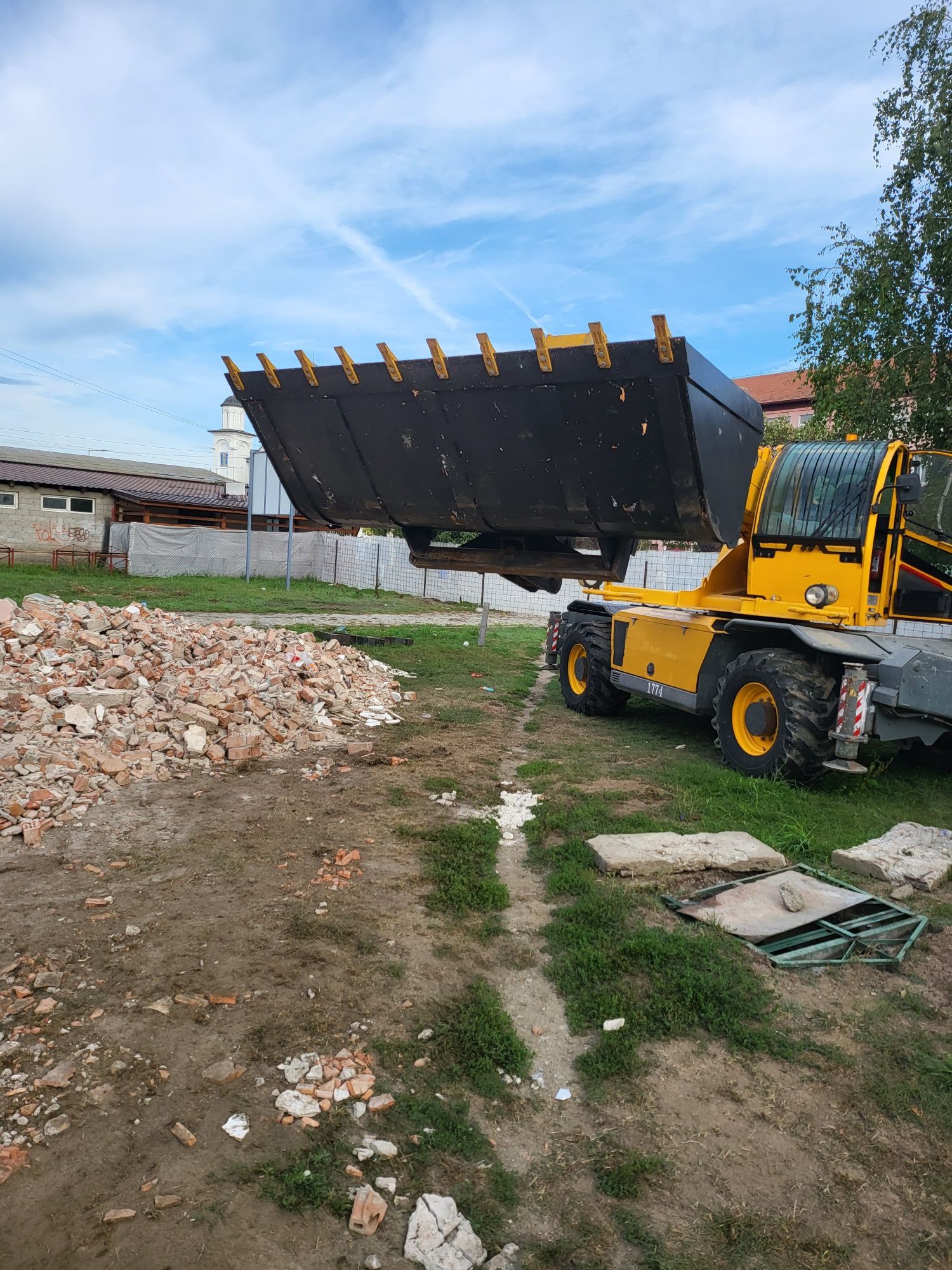 Inchiriez stivuitor,Macara telescopica Rotativă,Manitou