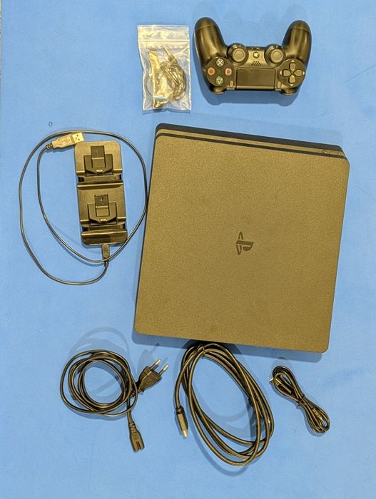 Consola PS4 ediție Fortnite (fara cod) + joc Assassin's Creed