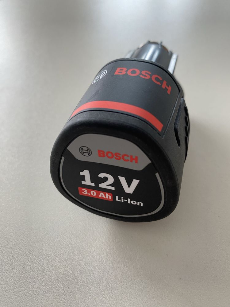 Батерия Bosch GBA 12V 3Ah, зарядно Bosch GAL 12V-40 и Bosch GAL 18V-40