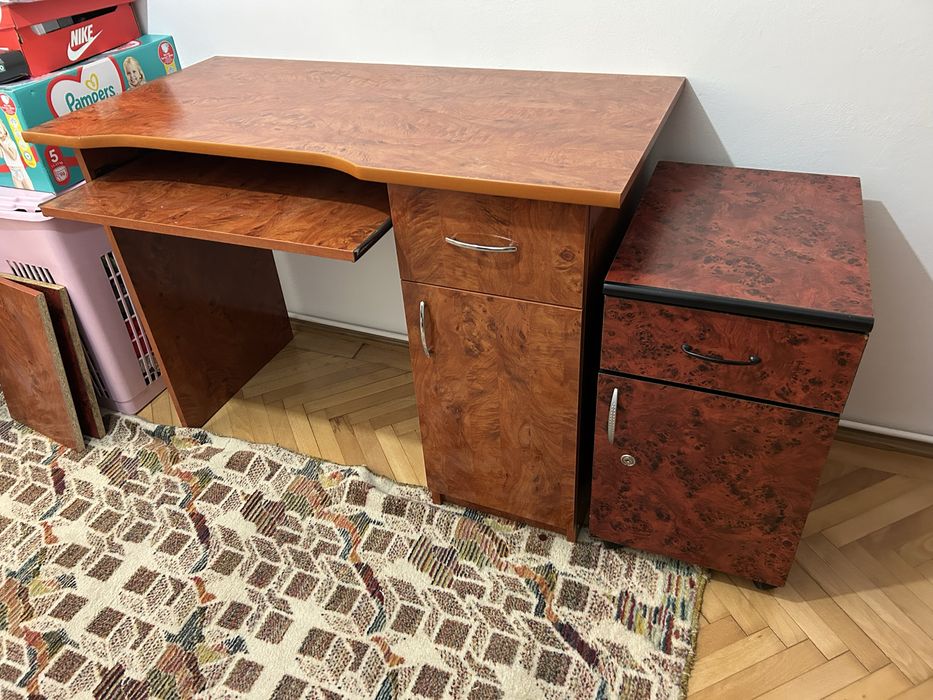 Birou si cub de vanzare (nu sunt aceasi culoare)