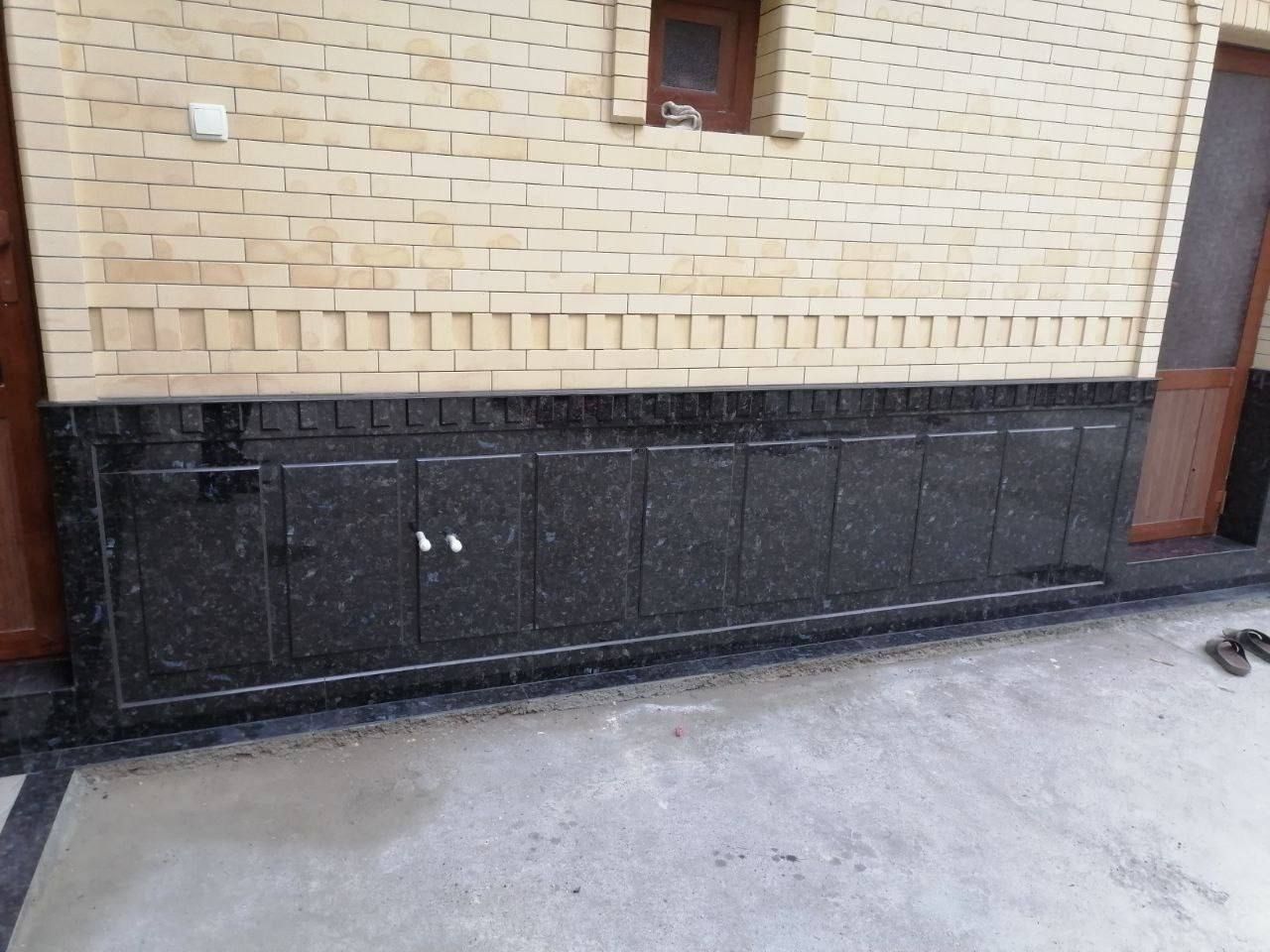 Granit , Travertin , Marmar toshlardan . Uyning fasad va sokillariga.