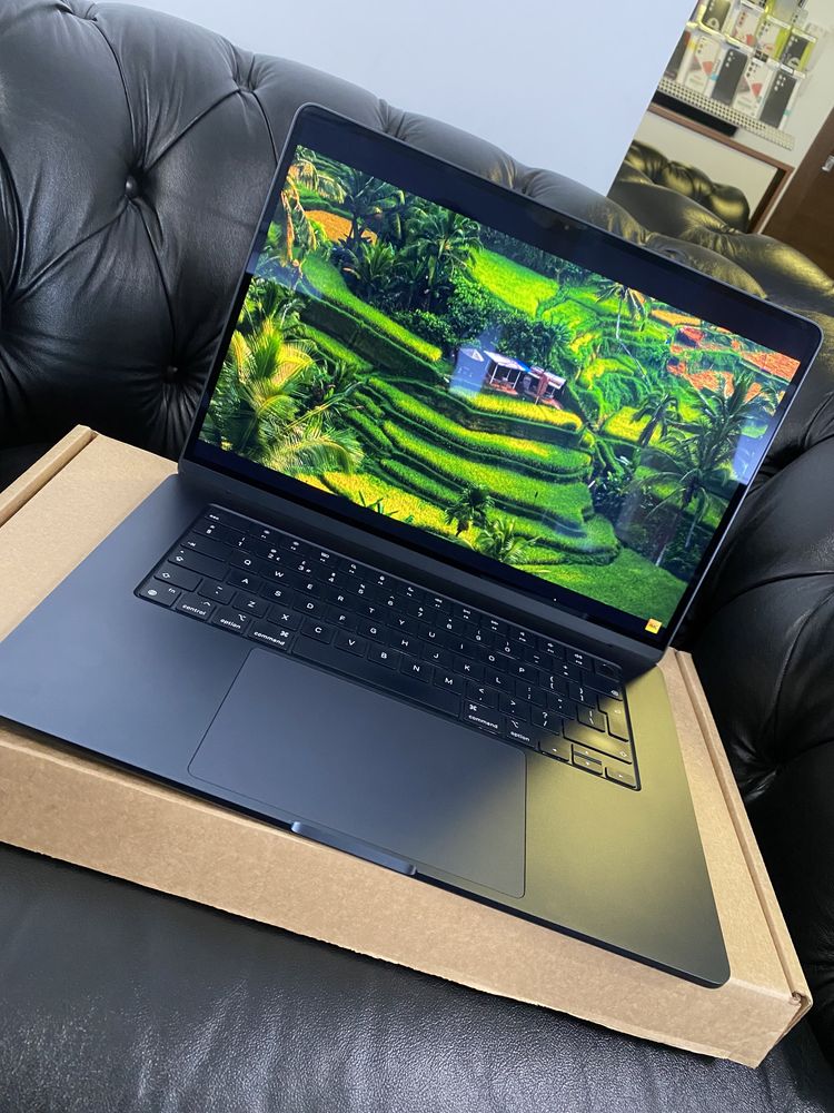 MacBook Air 15.3-inch / M2 / 8 Gb RAM / 512 gb / Space Black / Nou