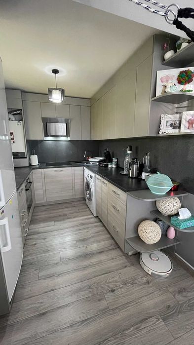 P.F. vând apartament,decomandat,3 camere, situat pe Strada Muzeul Apei