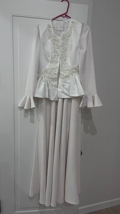 белое платье с жакетом