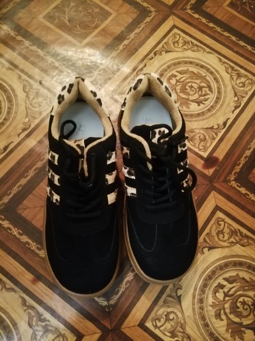 Продам новые женские кросовки