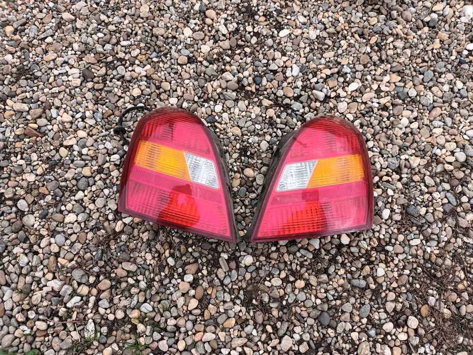 ляв и десен стоп за хюндай елантра 00 - 06 седан HYUNDAI ELANTRA