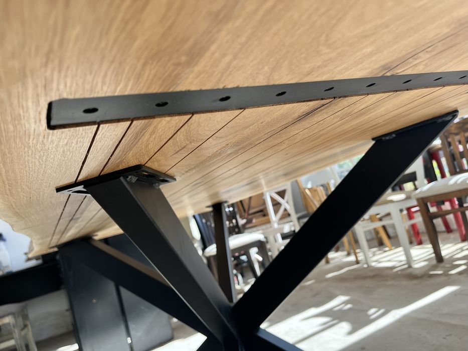 Трапезна маса от масивен дъб с метални крака