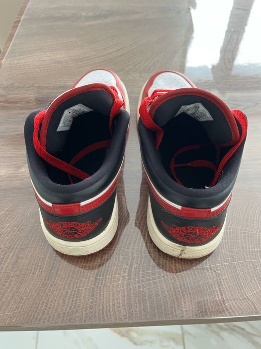 Червени обувки Nike Jordan