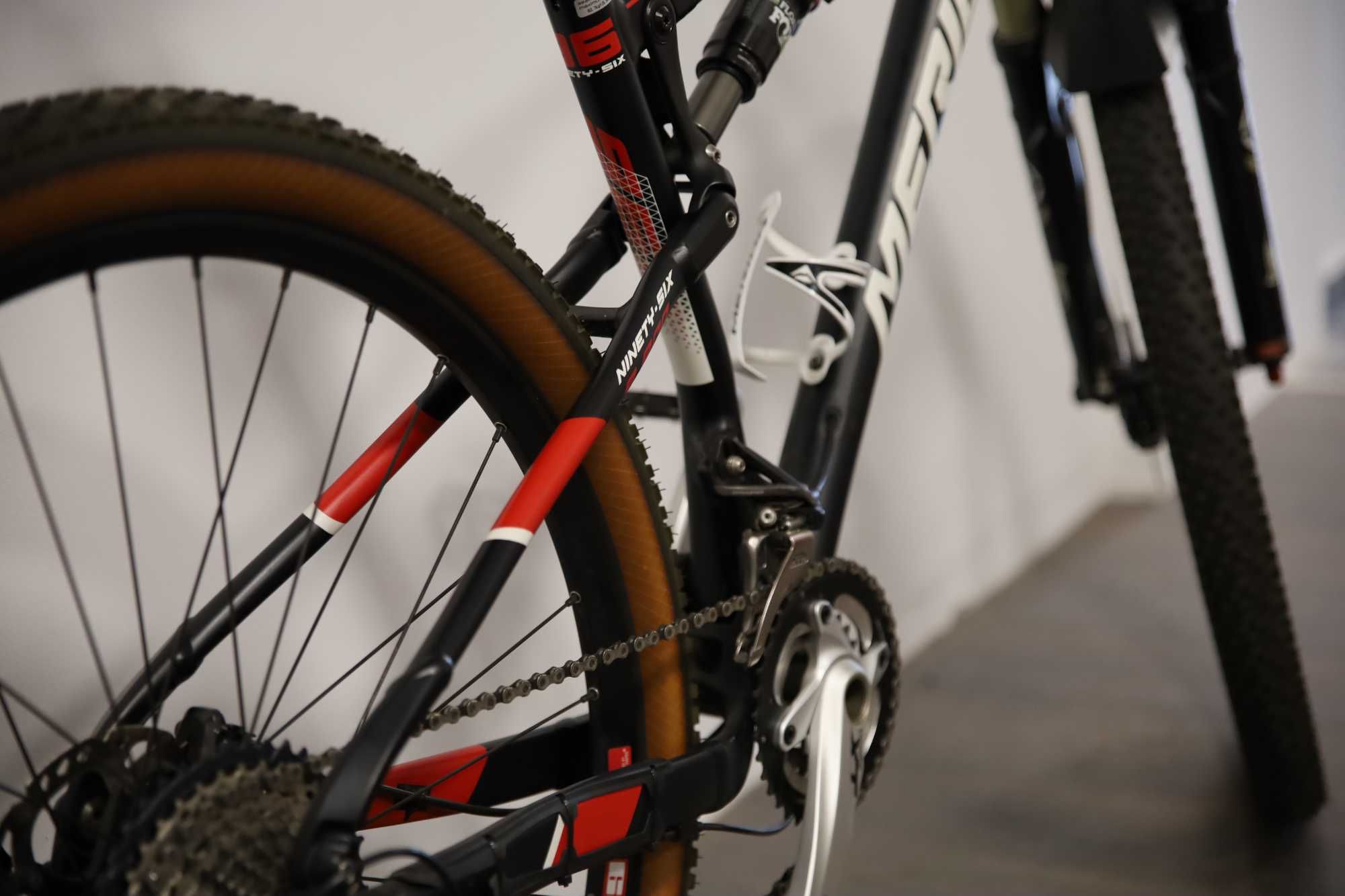 Vand Merida MTB Ninety-Six 9.800 negru-rosu-alb, ca noua, impecabila!