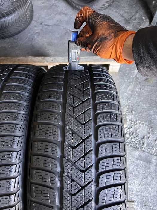 2 anvelope iarna 215/55/17 , Pirelli , 7 mm !