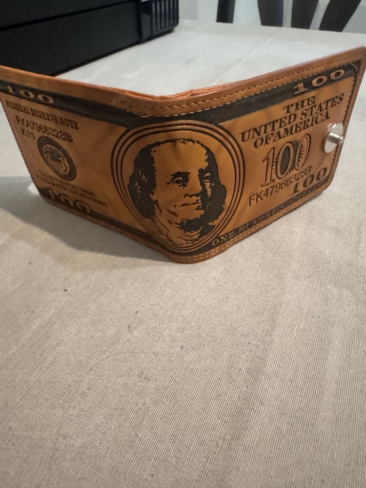 Портфейл с шарка 100$