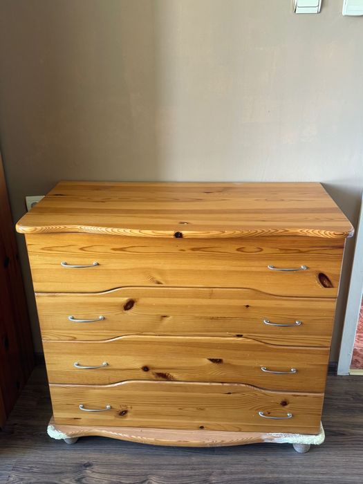 Гардероб, скрин и нощно шкафче