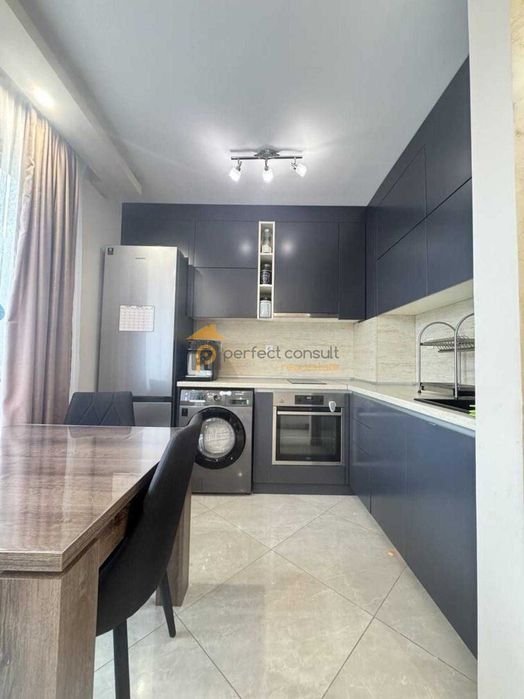 Продава се Тристаен апартамент в Пловдив, Христо Смирненски - 90 кв.м за 2000 €/кв.м - Снимка #1