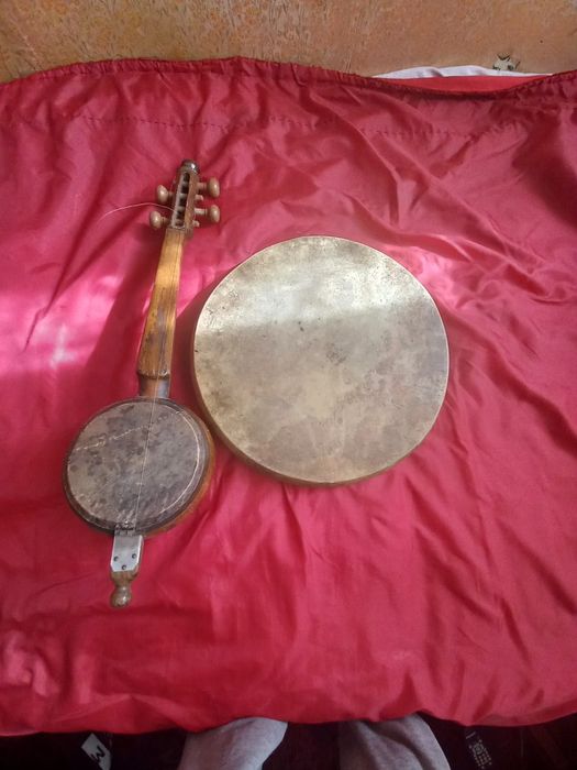 Продаю старинные музыкальные инструменты.