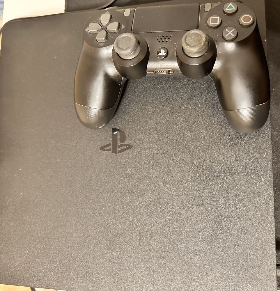 Продавам Sony PlayStation 4 Slim 1TB