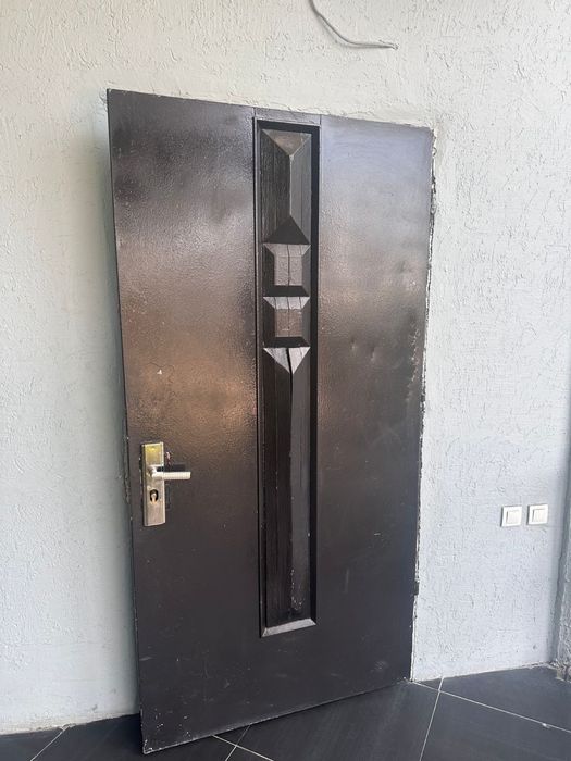 Дверь металическая , по середине дерево