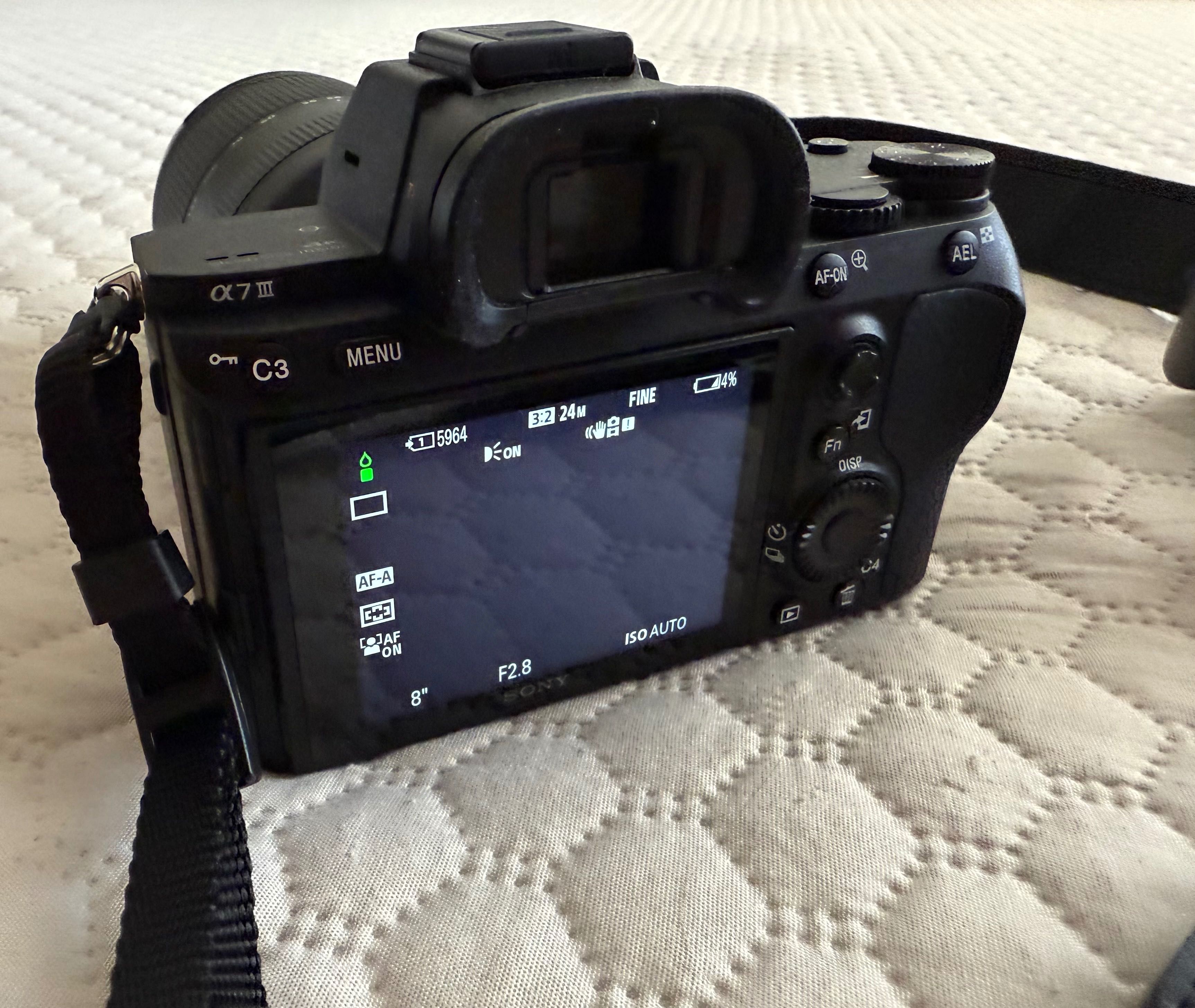 Продавам безогледален пълноформатен фотоапарат Sony - Alpha A7 III