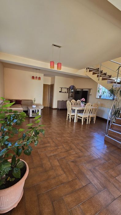 Vand sau schimb vila in zona UTA str Paltinului nr 11a