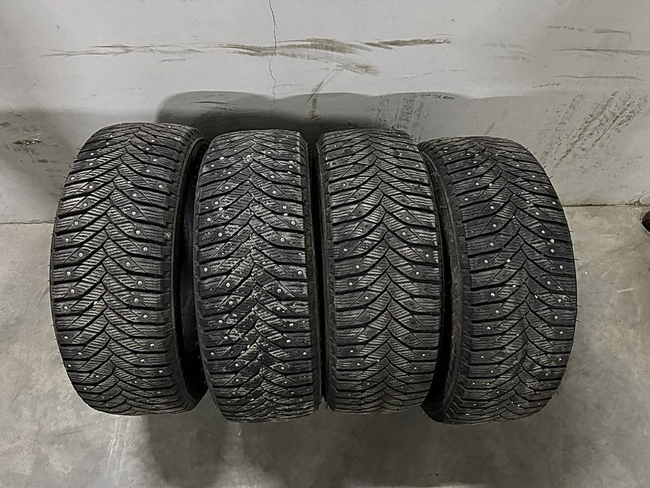 Triangle шипованые  215/55 R17 резина как новая.