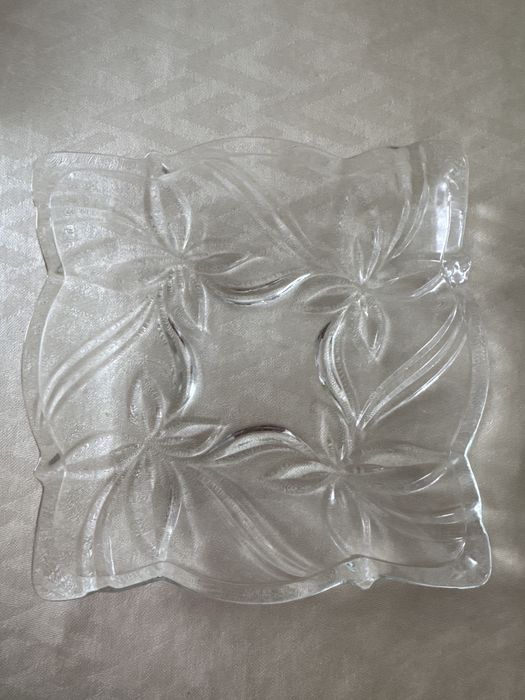 Это стеклянное блюдо с рельефным цветочным узором.