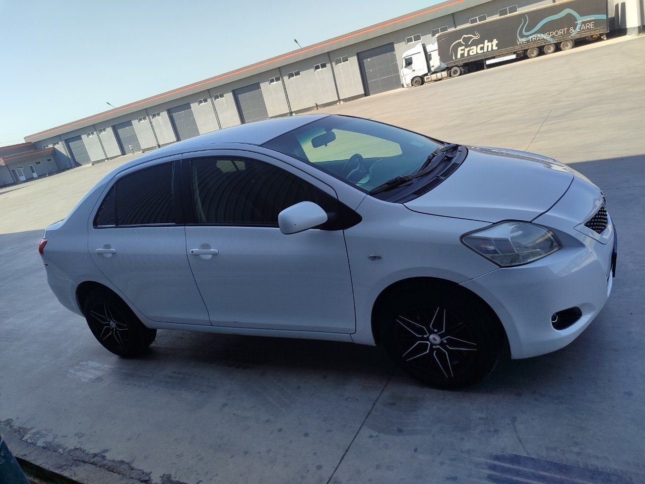 Toyota yaris sotiladi