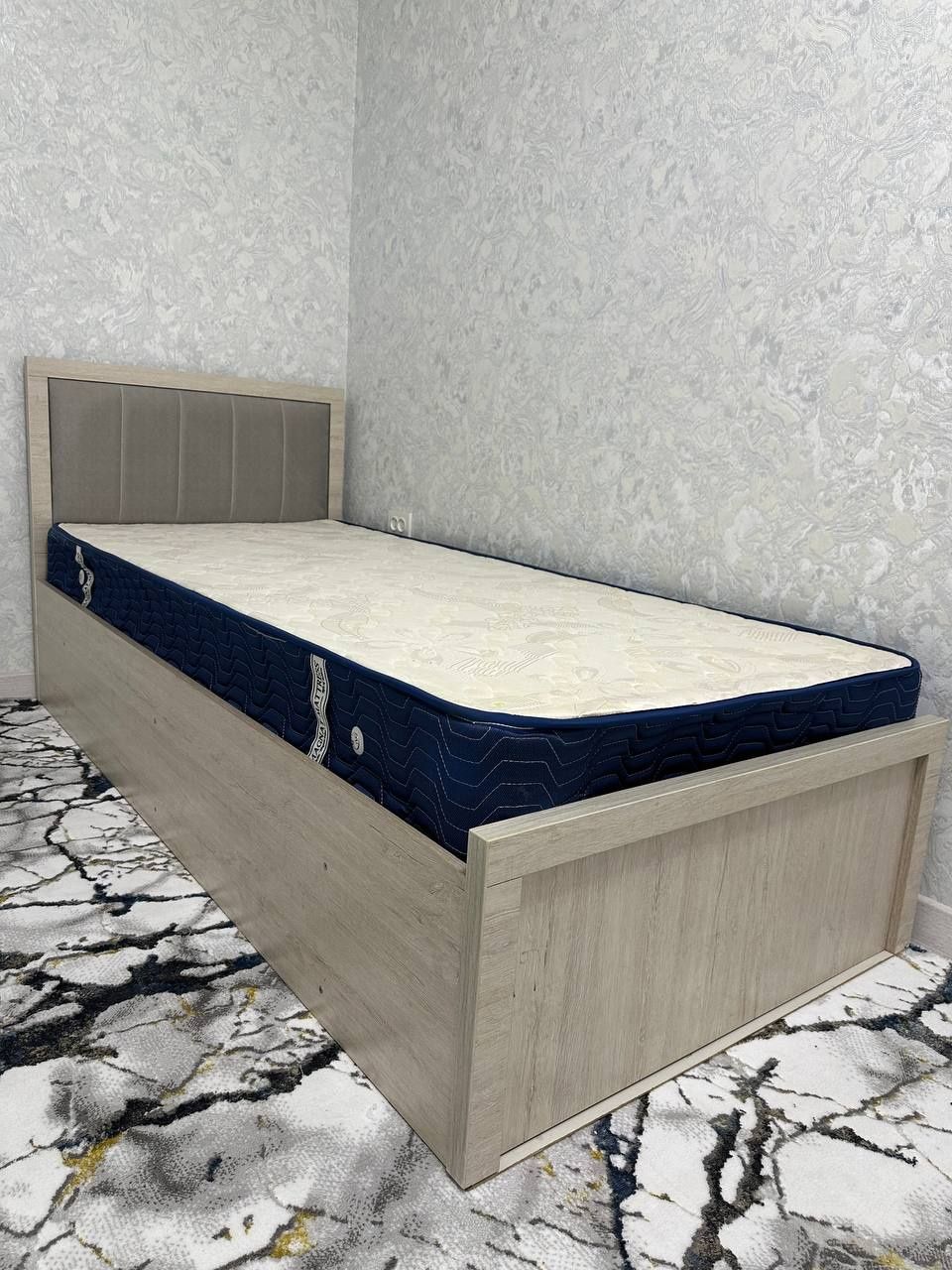 Продаю кровать с матрасом