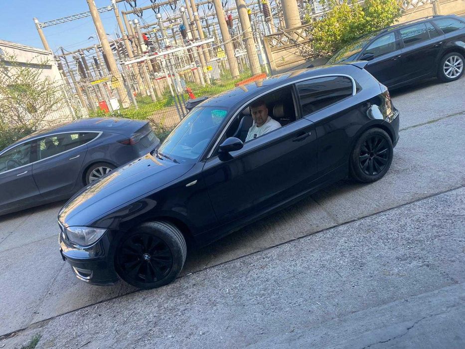 BMW seria 1  (te invarti cu ea in loc)