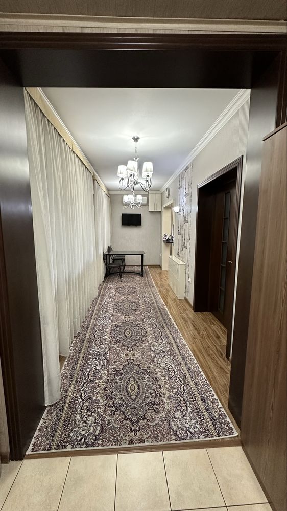 Продается 5 - комнатная квартира , первый этаж , два входа , свой двор