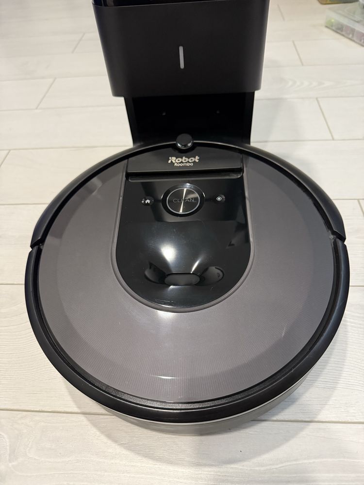 Робот прахосмукачка IRobot i7 със самопочистваща станция