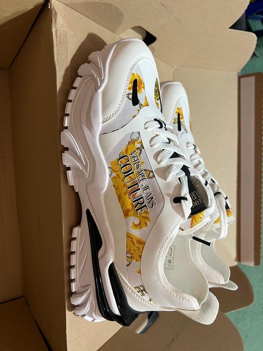 Vand adidasi pentru bărbați