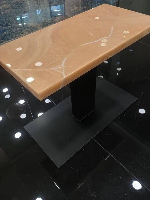 Поръчкови метални  масички с плот от ОНИКС